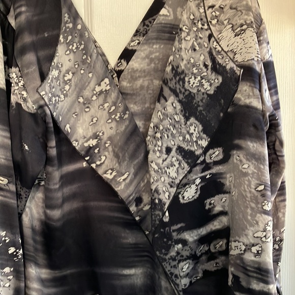 A black and gray and white blouse large - Picture 3 of 3
